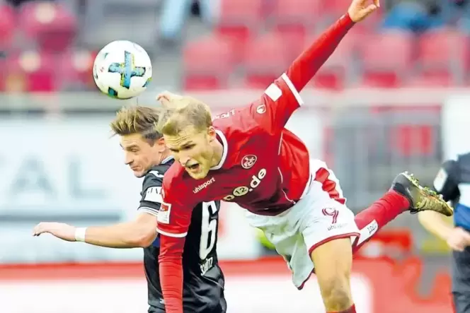 Hoffnungsträger im Abstiegskampf: FCK-Torjäger Sebastian Andersson. Hinten der Bielefelder Tom Schütz.