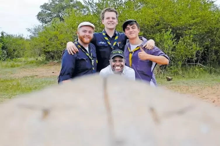 Grenzg&auml;nger: Genau auf der Grenze zwischen Tansania und Kenia stehen (von links) Sebastian L&uuml;ck, Anton Hoffmann und Jonas Schern