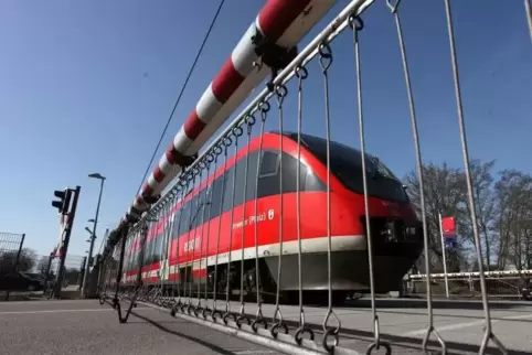 Wegen der Streckensperrung, die mindestens bis Mittwochmittag andauern wird, fährt ersatzweise ein Bus, der laut Deutscher Bahn 