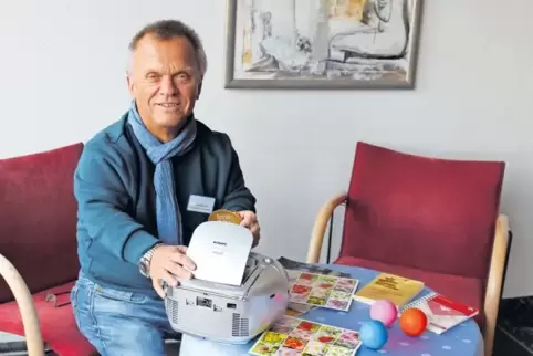 Naturbilder, Bücher und seinen CD-Spieler hat Bernd Ehrhardt bei seinen Besuchen immer dabei.