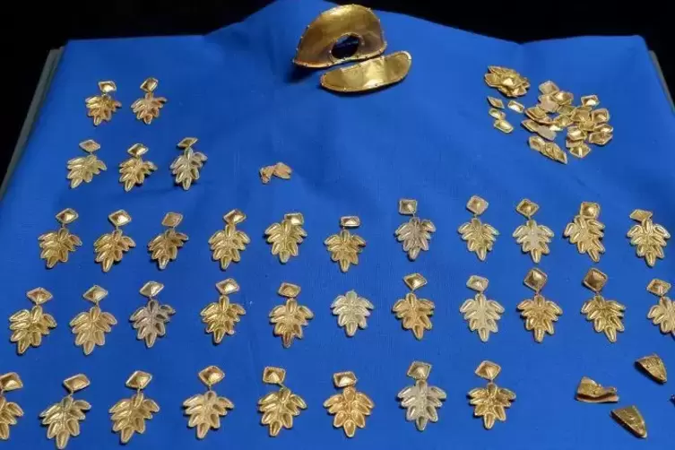 Goldene Schmuckstücke eines zeremoniellen Gewandes aus der Spätantike, die Teil des sogenannten Barbarenschatzes sind. Foto: DPA