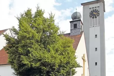 Die Statue des Heiligen Medardus finden die Besucher der katholischen Kirche in Mutterstadt neben dem rechten Seitenaltar.