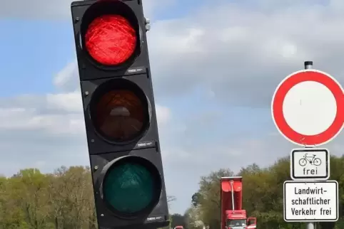 Zwischen 9 und 13 Uhr wird auf der ?B?10 im Bereich des Landgasthofs Frauenstein eine Ampel aufgestellt. Symbolfoto: Linzmeier-M