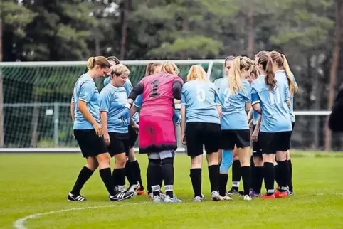 Bilden eine verschworene Gemeinschaft: Die Bezirksliga-Frauenmannschaft des FC Leistadt.