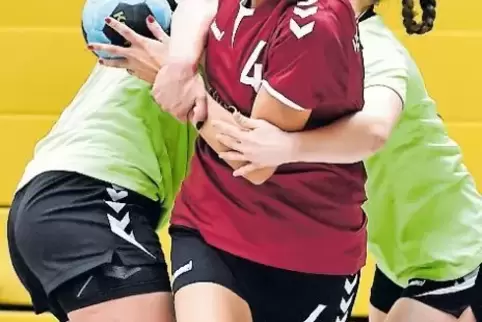 Durchsetzungsvermögen: SG-Spielerin Jennifer Gütermann nimmt es mit zwei Gegnerinnen auf.