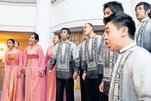 Schon vier mal ist der philippinische Chor Imusicapella in Frankenthal aufgetreten – hier 2015 in Zwölf-Apostel-Kirche – und imm