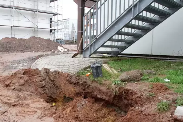 An dieser Stelle, unterhalb der Schulturnhalle, traf ein Bagger am Dienstagnachmittag bei Bauarbeiten an der IGS Contwig eine Ga