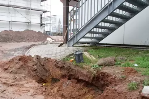 An dieser Stelle, unterhalb der Schulturnhalle, traf ein Bagger am Dienstagnachmittag bei Bauarbeiten an der IGS Contwig eine Ga