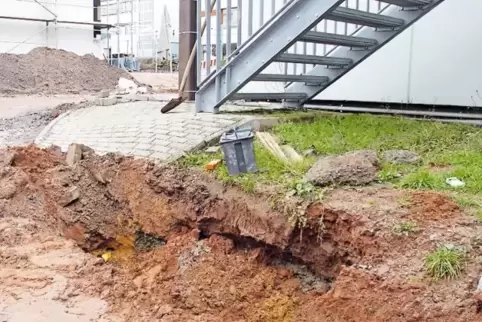 An dieser Stelle, unterhalb der Schulturnhalle, traf ein Bagger am Nachmittag die Gasleitung. Verletzt wurde niemand.