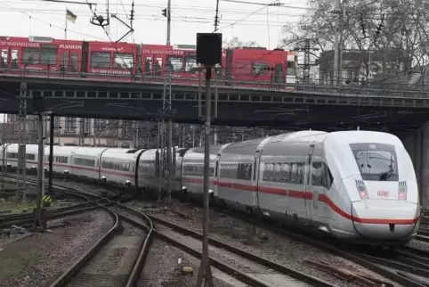 Dreimal pro Tag fährt ein ICE 4 planmäßig ab Mannheim nach Hamburg.  Foto: KUNZ 