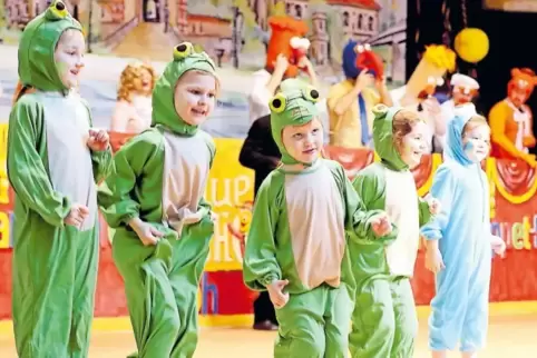 Die Bambinis schlüpfen in Kostüme aus der Muppet-Show.
