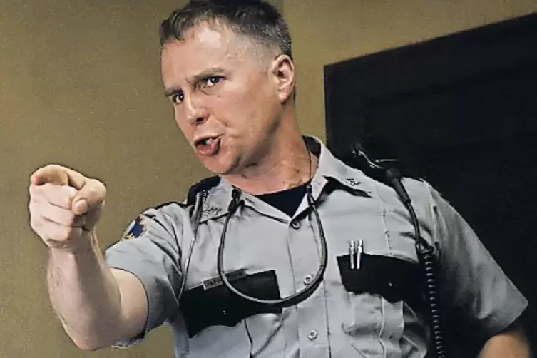 &bdquo;Es hei&szlig;t nicht mehr Nigger foltern, es hei&szlig;t Schwarze foltern&ldquo;, belehrt der gewaltt&auml;tige Dixon (Sam Rockwell) Mildred.