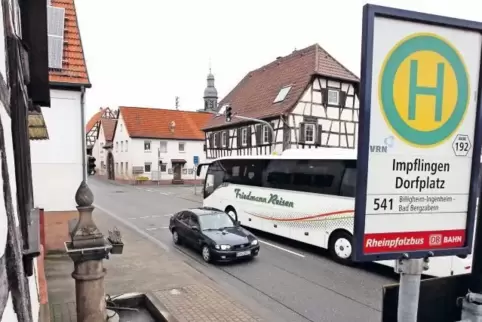 Ortsbürgermeister Günter Flicker will demnächst mit dem Landesbetrieb Mobilität auch Verbesserungen für die Bushaltestelle bespr