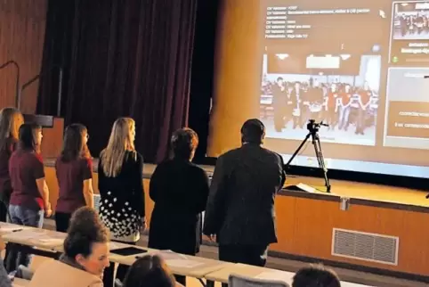 Per Videowand und mit dem Beitrag „Le petit-déjeuner“ beteiligten sich Schüler und Lehrer des Sickingen-Gymnasiums an einer Feie