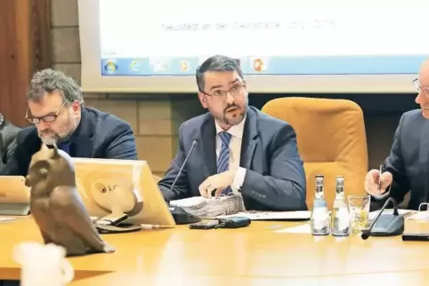 Seine erste Stadtratssitzung als Chef: Oberbürgermeister Marc Weigel (FWG), rechts von ihm Bürgermeister Ingo Röthlingshöfer (CD