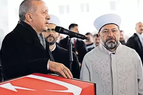 Der türkische Präsident Erdogan (links) gestern bei der Beerdigung eines in Syrien gefallenen Soldaten.