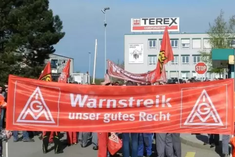 Der Warnstreik morgen bei Terex wird nach Angaben der Gewerkschaft IG Metall von einer Kundgebung um 11 Uhr vorm Werk Wallersche