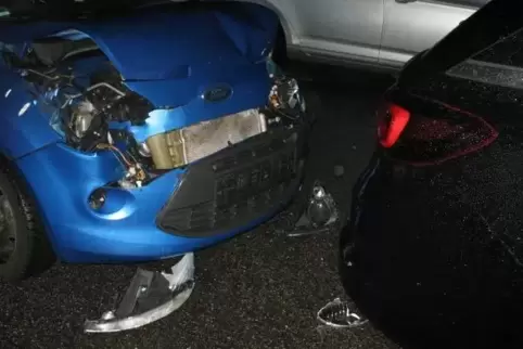 Ein Schaden von 8000 Euro ist bei dem Unfall entstanden. bedei Fahrzeuge mussten abgeschleppt werden.  Foto: Polizei/frei 