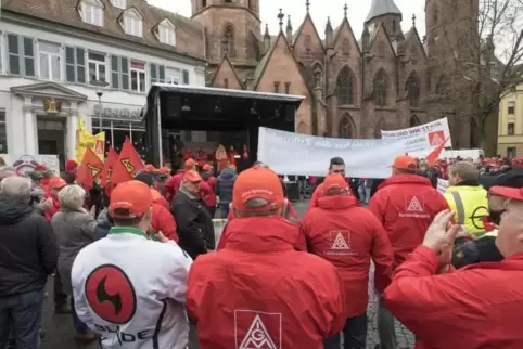 Nach Gewerkschaftsangaben beteiligten sich an dem Demonstrationszug durch die Stadt und der späteren Kundgebung vor der Stiftski