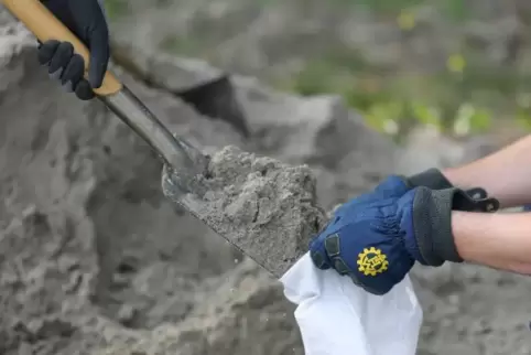 Während der Hochwassersaison müssen Sandsäcke befüllt werden.  Foto: Archiv