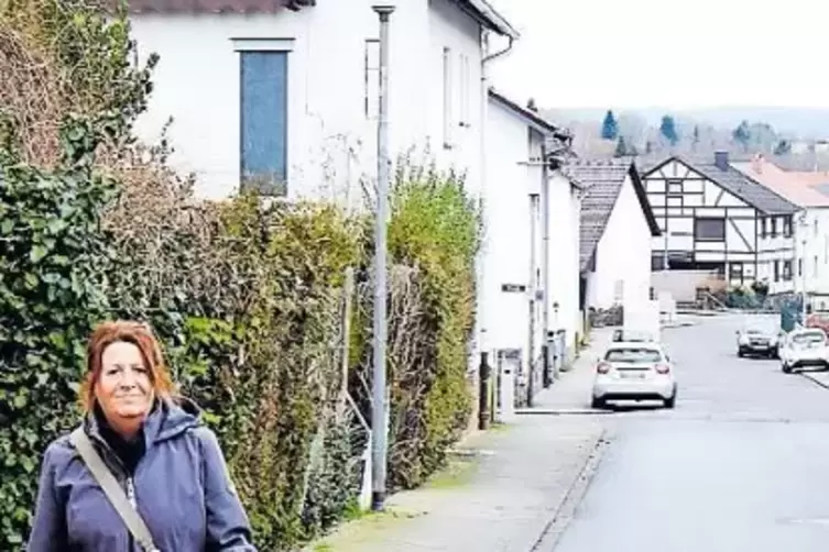 Susanne Pfefferle geht in der Taubenstraße in Ixheim mit Hund Barney spazieren.