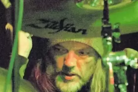 Lars Lunova bedient in der AC/DC-Tribute-Band Sin/City das Schlagzeug.