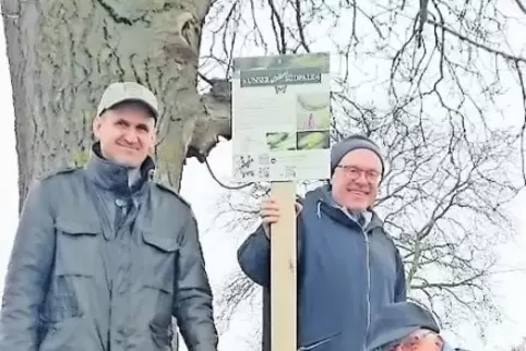 Vereinsmitglieder haben Schilder aufgestellt.