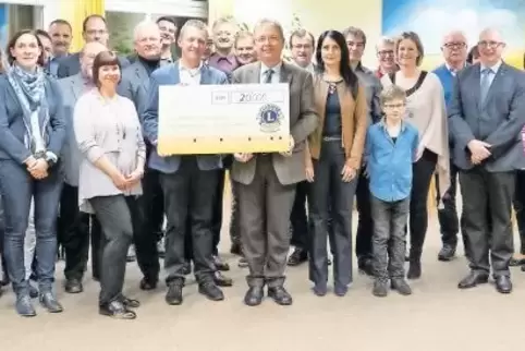 Im Waldhotel Felschbachhof überreichte der Lions Club die Spenden an Vertreter der Schul-Fördervereine.