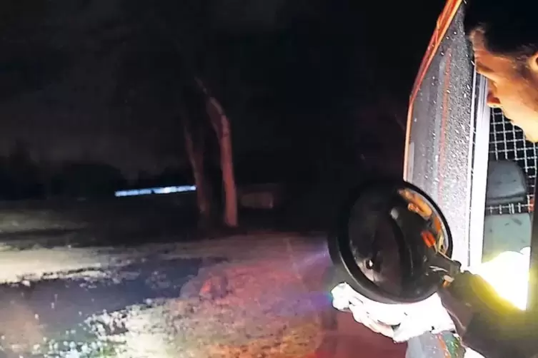 Da steht das Wasser: Tim Weber leuchtet den Deich mit einem Handscheinwerfer ab.