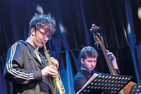 Saxophonist Victor Fox, Kontrabassist Roger Kintopf.
