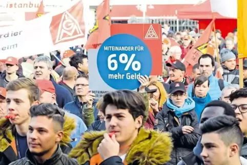Die Redner auf dem Mannheimer Marktplatz bekommen viel Beifall.