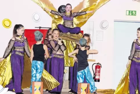 Die Garde des TV Winnweiler entführte ihr Publikum mit dem Schautanz „Purple Diamonds“ in den Orient.