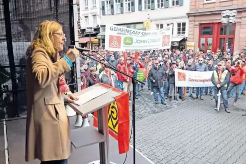 Kämpferisch: Irene Schulz von der IG Metall bekräftigte gestern vor der Stiftskirche unter anderem die Forderung nach einem frei