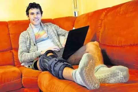 Noch ist für Patrick Zwicker „Home Office“ angesagt. Was er benötigt, findet er auf dem Schreibtisch.