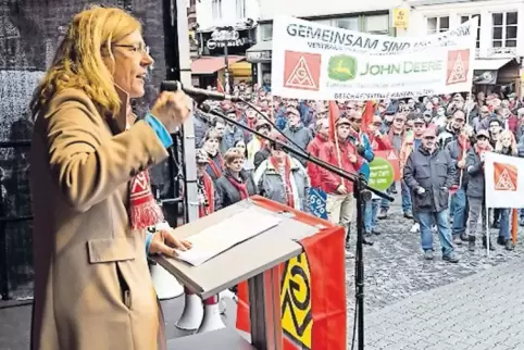 Irene Schulz war gestern vor der Stiftskirche die Hauptrednerin der IG-Metall-Kundgebung.
