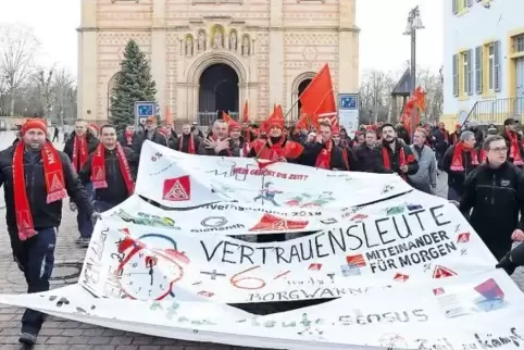 Mit Fahnen, Transparenten und Kampfeswille: Gewerkschschafter auf dem Weg zur Kundgebung.