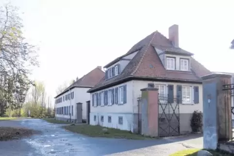 Zwei Tore führen ins Heyl’sche Landgut Nonnenhof. Linkerhand geht’s auf die Tour zum Rheinufer.