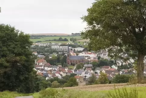 Blick auf Contwig: ein zweites Seniorenheim soll entstehen.  Foto:Moschel 