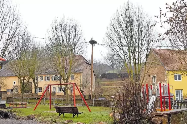 Auch bei tristem Wetter idyllisch: Der Dorfkern nahe beim Gemeinschaftshaus mit Spielplatz und Storchennest.