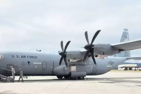Die Hercules C-130 startet als Transportflugzeug in Ramstein.