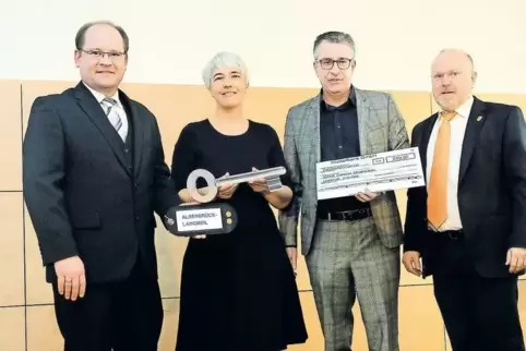 Der Einsatz für die sanierte Halle hat sich gelohnt. Das finden (von links) Ortsvorsteher Marcel Huschitt, Grundschulleiterin An