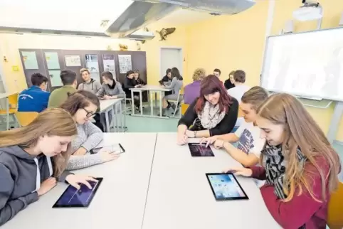 In der Medienkompetenzschule werden die Schüler auch mit und an flachen, tragbaren Computern (Tablets) unterrichtet.