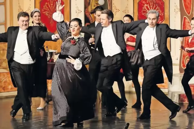 Ordentlich Schmackes: Sevana Salmasi in der Titelrolle lässt die Männer tanzen.
