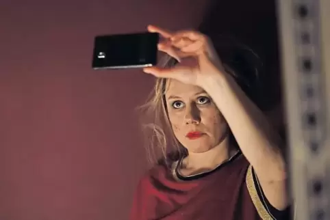 Auf der Suche nach einem Job gerät eine Frau Ende 30 (Eva Löbau) in „Reise nach Jerusalem“ in prekäre Verhältnisse.