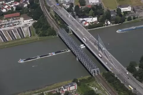 Sanierungsreif: Die Straßenbrücke zwischen der Südpfalz und Karlsruhe. Foto: Sandbiller 