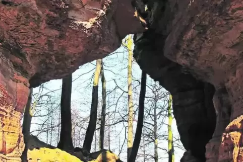 Die Altschlossfelsen bei Eppenbrunn zieren das äußerst beliebte Südwestpfalz-Magazin, das jetzt neu erschienen ist. Es liegt unt