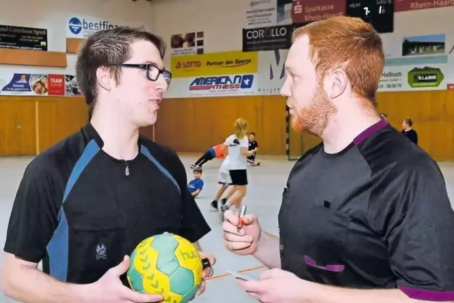 Der Haßlocher Schiedsrichter Daniel Knoch (links) pfeift Spiele bis zur weiblichen D-Jugend. Tim Werner ist als Einzelschiedsric