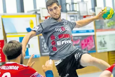Rechtsaußen Niklas Bayer (rechts) hat sich unter der Woche bei einem Testspiel verletzt.