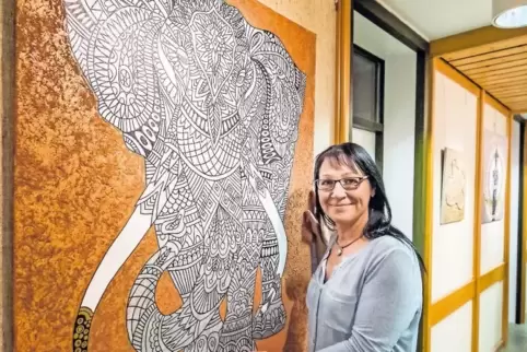 Künstlerin Anja Süßenbach stellt im Enkenbach-Alsenborner Rathaus aus. In Anlehnung an die indische Mandala-Kunst entstand diese