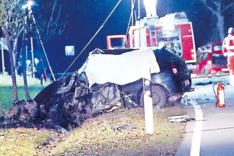 Der Wagen des 21-Jährigen wird bei dem Unfall total zerstört.